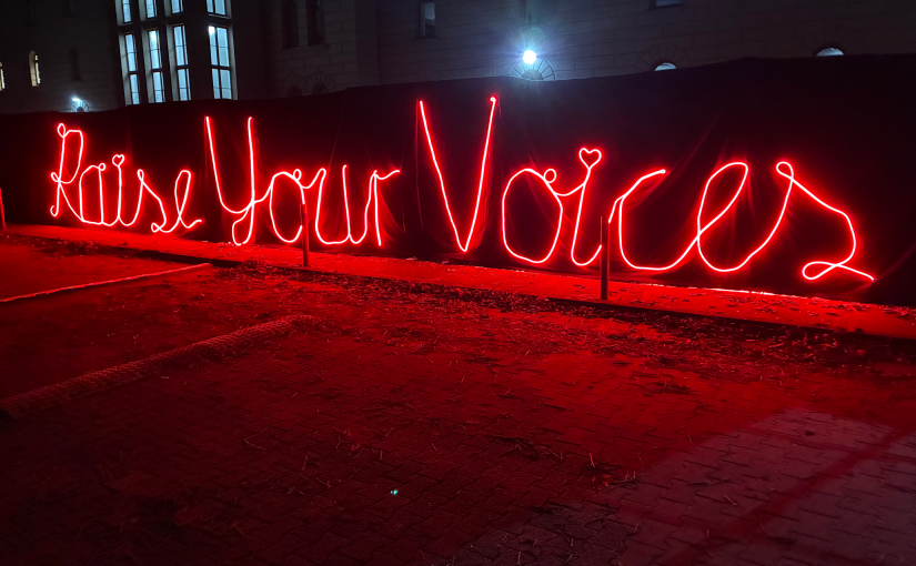 Stimmbilder/Kiezraum: Zugang, Licht- und Audioinstallation von Sanni Welker, Wilhelm Voigt und Frederic Adam